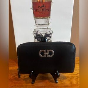 SALVATORE FERRAGAMO GANCINI BLACK LEATHER ZIP AROUND LONG WALLET